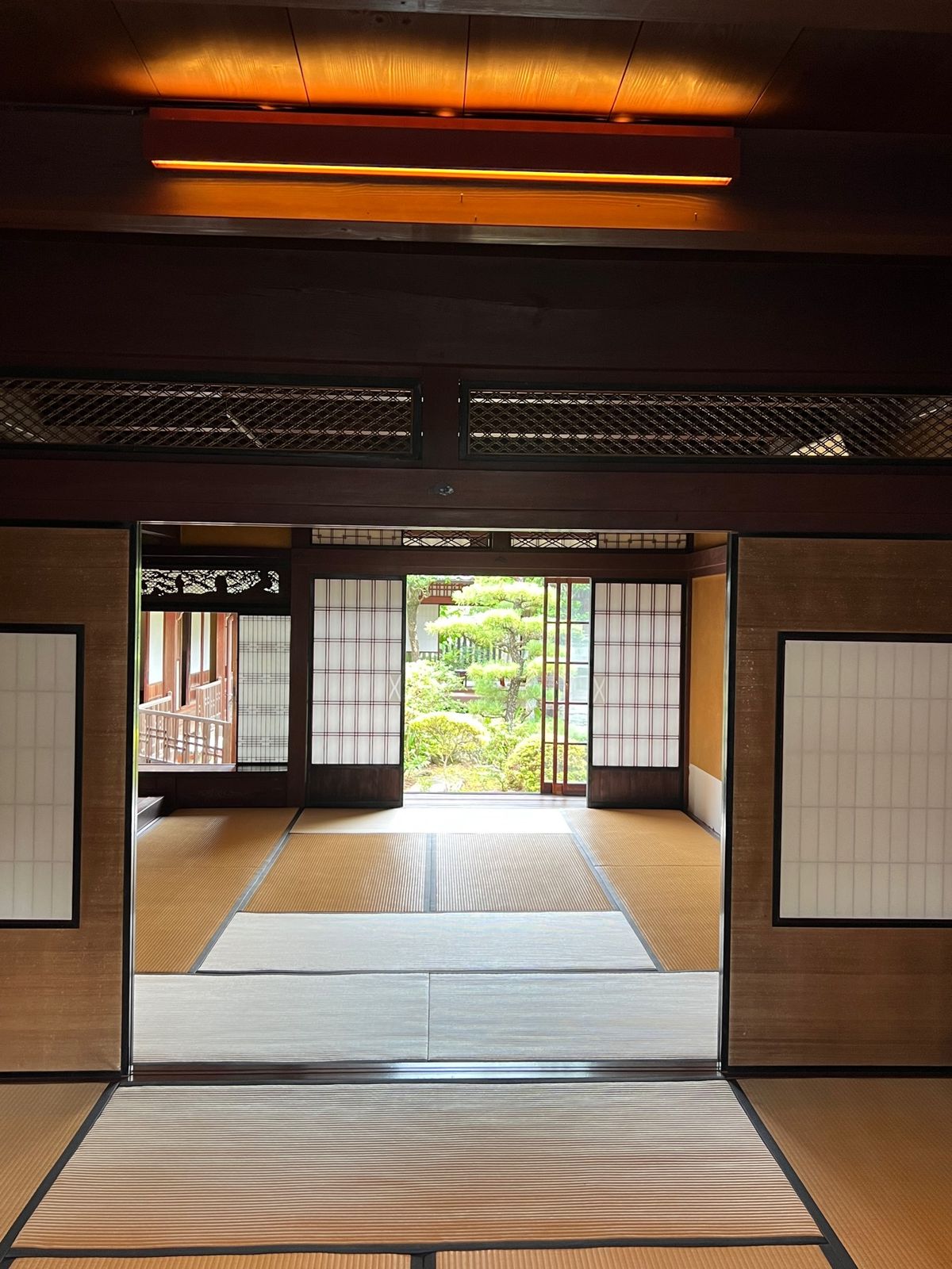 愛媛県内子町
木蝋資料館上芳我邸
●正面
●屋根裏
●風が通って涼しい部屋...