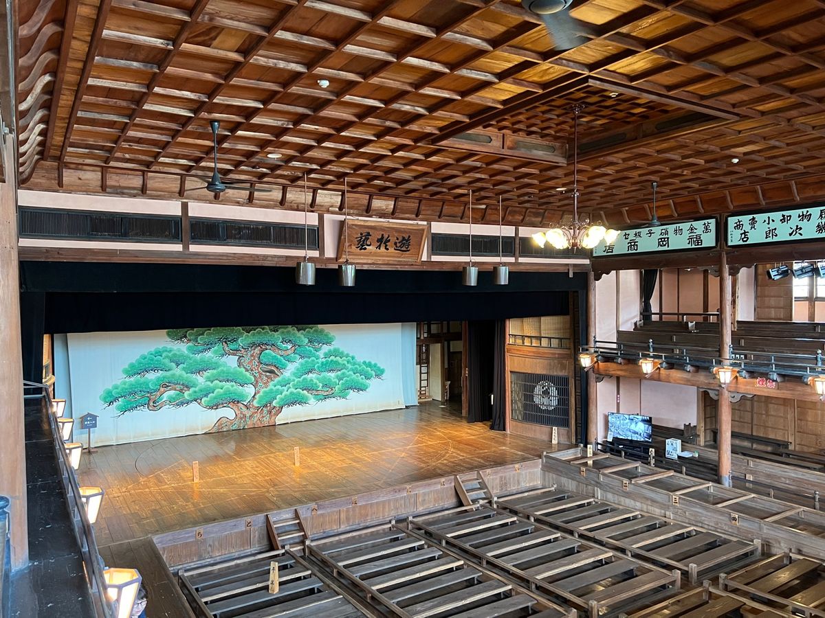 愛媛県内子町
内子座
●内子座の灯籠（？）
●内子座の正面
●内子座の舞台...