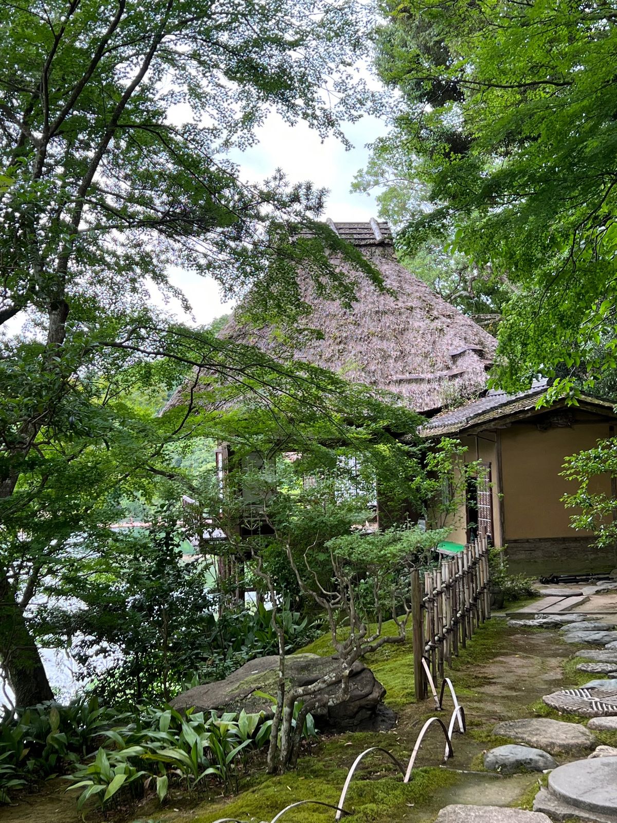 愛媛県大洲市
臥龍山荘
●藁葺き屋根
●肱川に迫り出した茶室
●茶室からの...