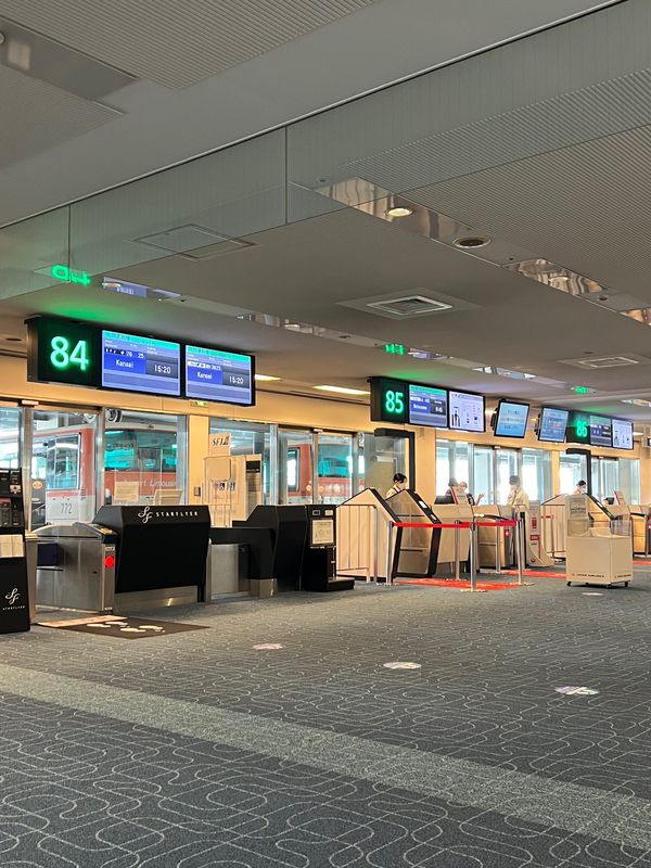 日本・松山「松山　JALどこかにマイル旅5回目」の写真：フライト
●羽田空港の搭乗口は、バスに乗...