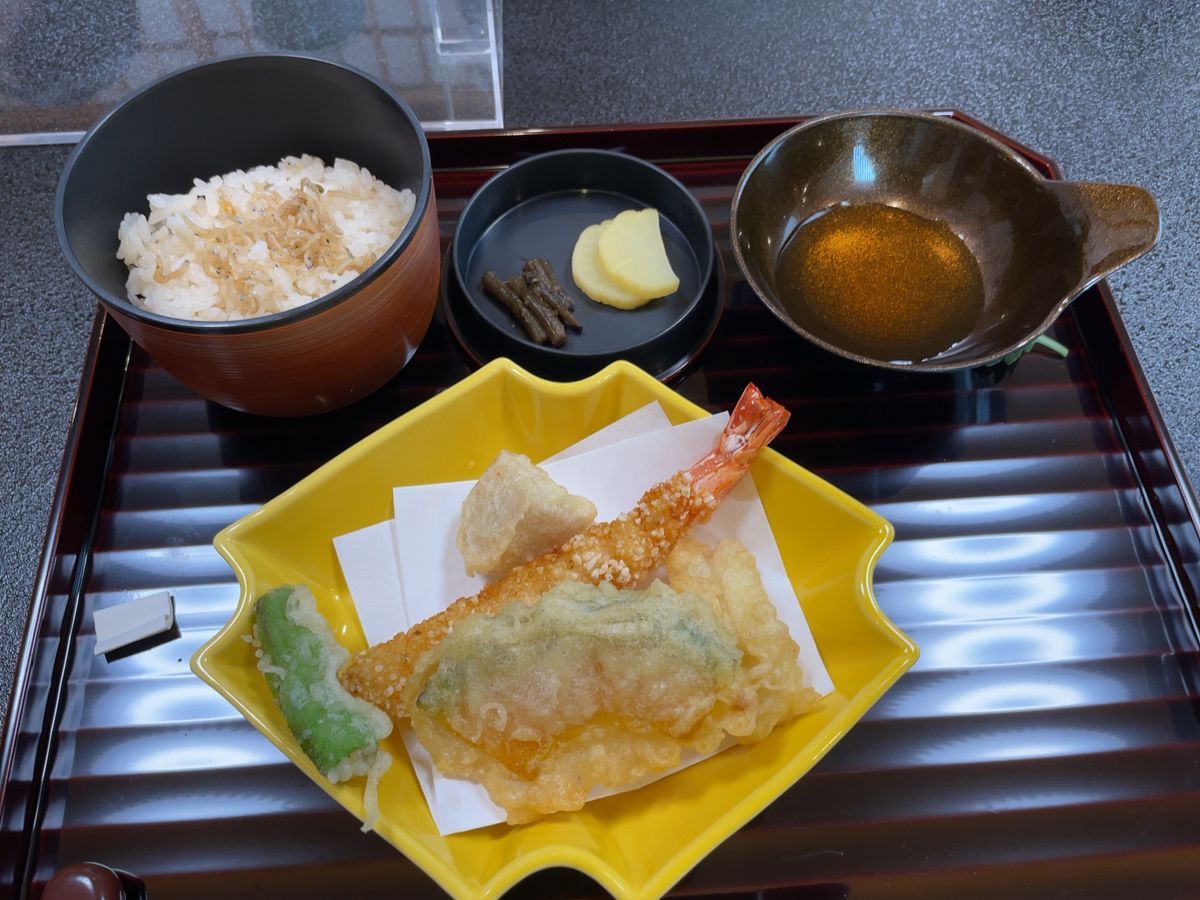 ランチは光明寺門前のお店で松花堂弁当をいただきました。