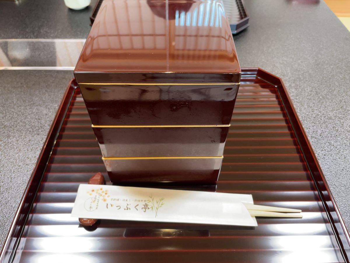 ランチは光明寺門前のお店で松花堂弁当をいただきました。