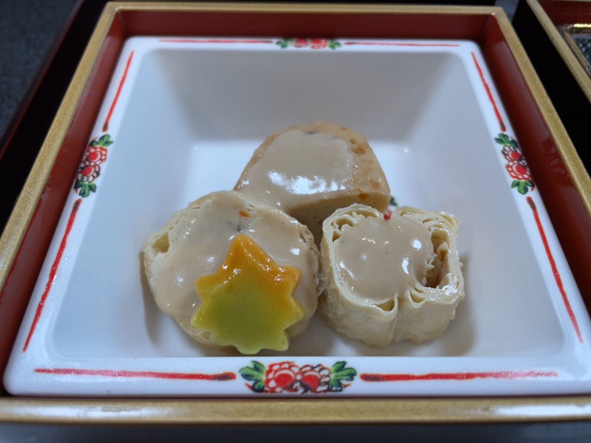 ランチは光明寺門前のお店で松花堂弁当をいただきました。