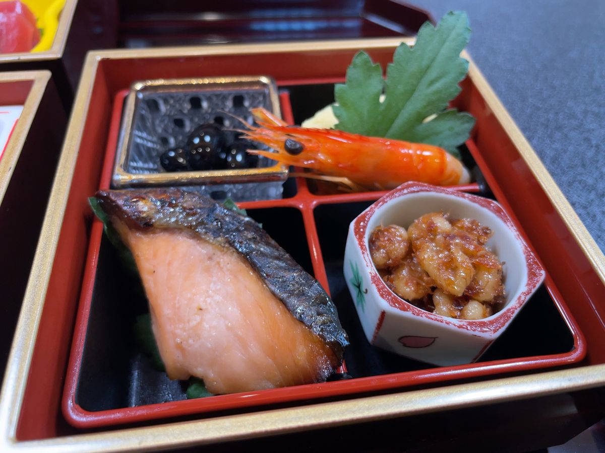 ランチは光明寺門前のお店で松花堂弁当をいただきました。