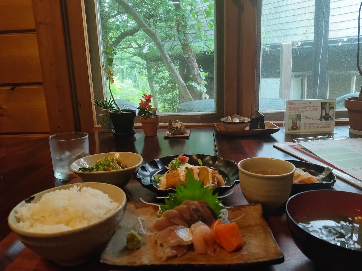 昼は「砂や安島季節料理」と言うお店で食べた。木に包まれた建物で庭を眺めなが...