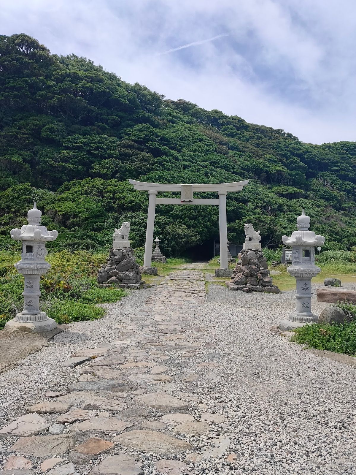 昼は「砂や安島季節料理」と言うお店で食べた。木に包まれた建物で庭を眺めなが...