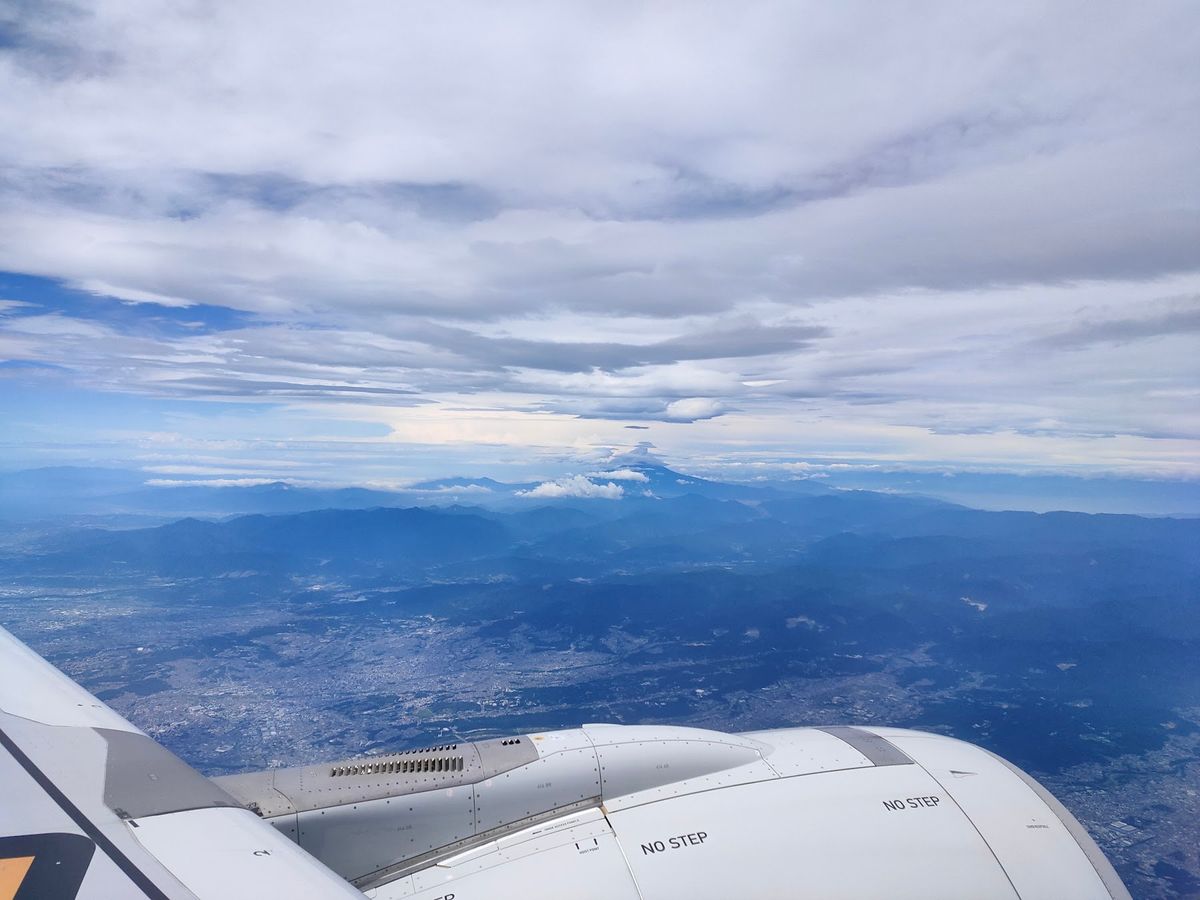 福井に行くには飛行機の方が安いらしい。富士山が薄く重なる雲の向こうにきれい...