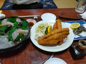 夜は魚料理と日本酒。福井は魚が本当に美味しい。たらふく飲んだ。