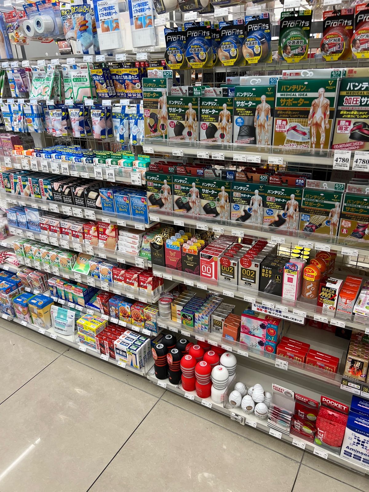 コンビニなんだけど
謎にテン◯が種類豊富に品揃えしてあって
なんか笑っちゃ...