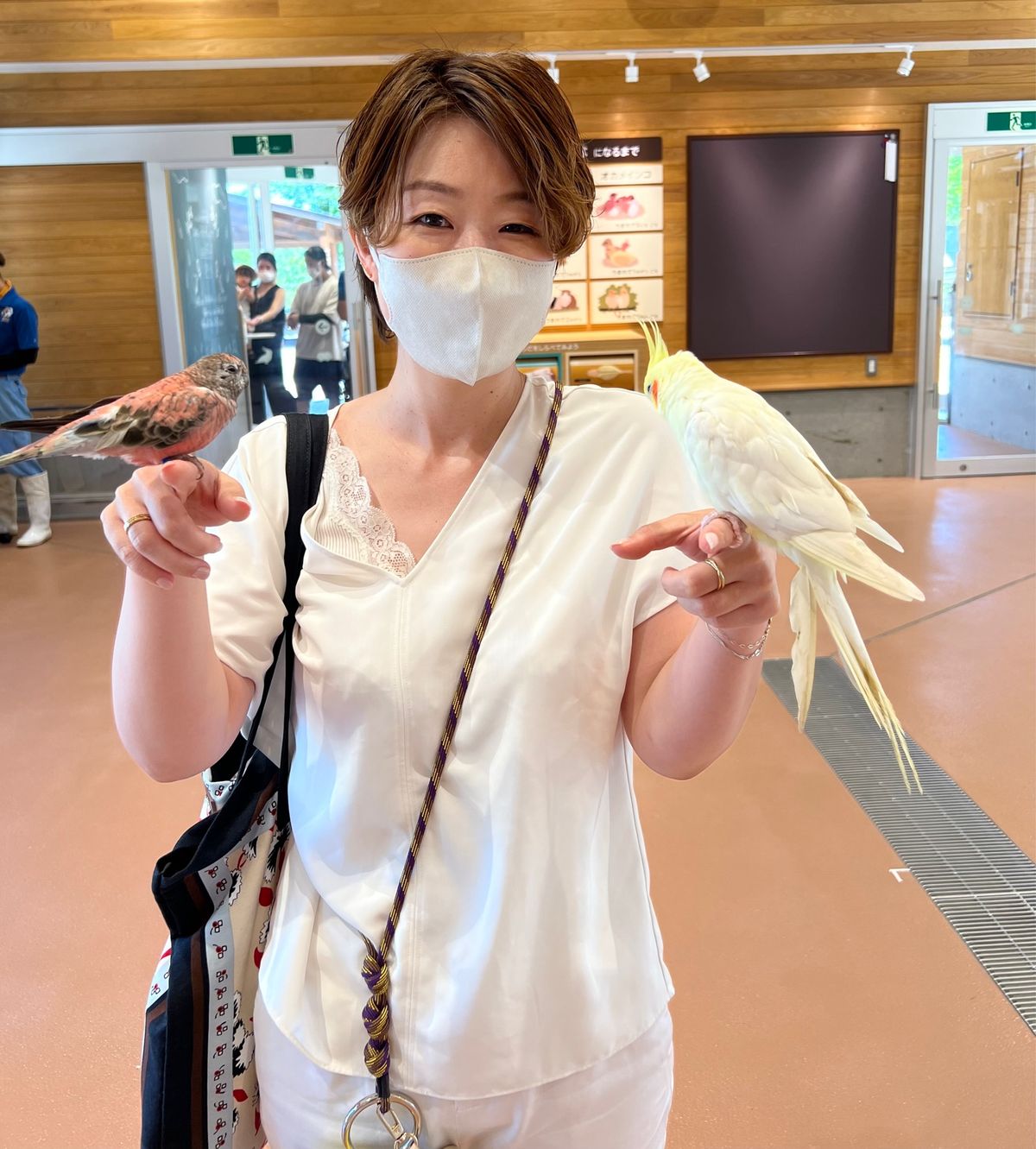 可愛い子ちゃん🦜たちに挟まれて
ニヤケ顔止まらず