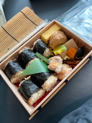 羽田空港！

早く着きすぎて機内で食べようと思って買ったお弁当を空港で先に...