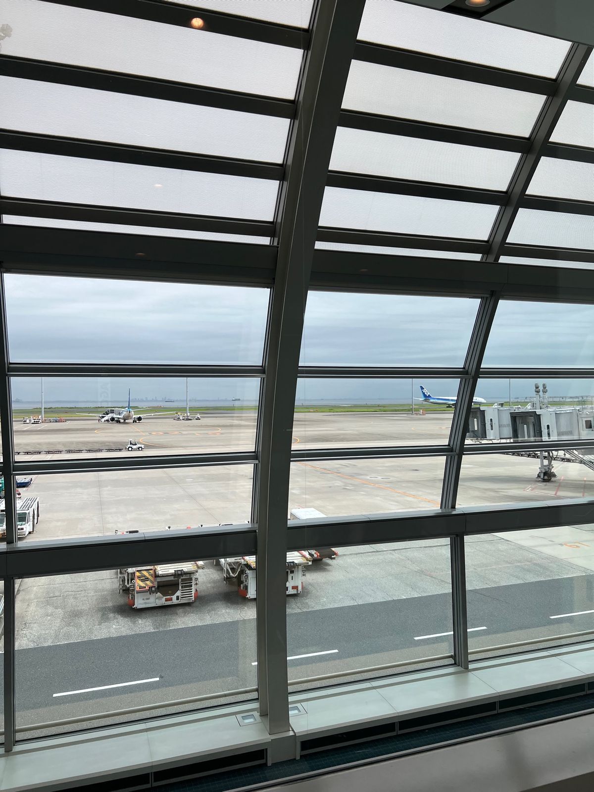 羽田空港！

早く着きすぎて機内で食べようと思って買ったお弁当を空港で先に...