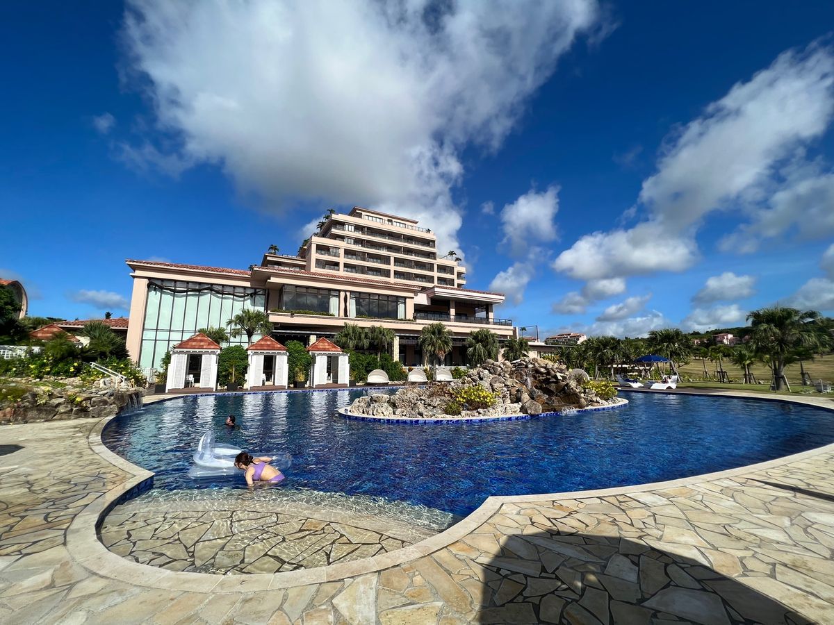 シギラミラージュのメインプール

子供用のプールとジャグジーがある。あと浮...