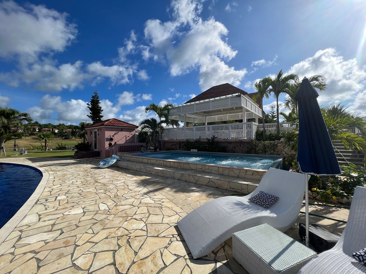 シギラミラージュのメインプール

子供用のプールとジャグジーがある。あと浮...