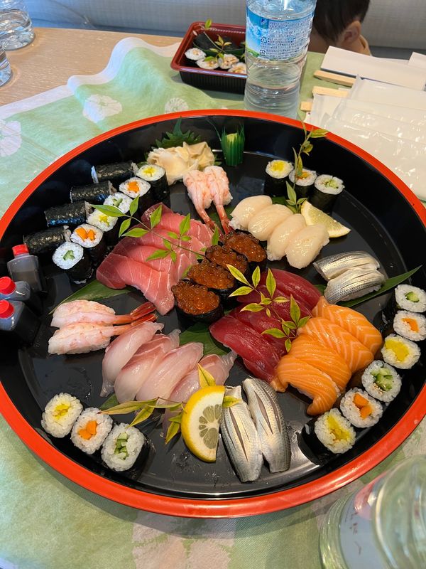 日本・宮古島「沖縄宮古島」の写真：夜は「すし屋のかつ勘」のテイクアウト

...