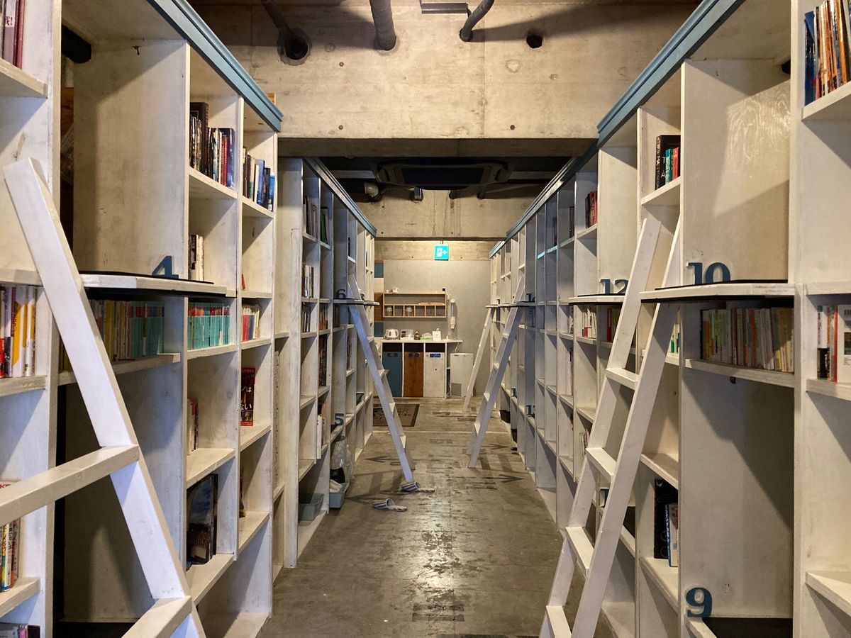 佐渡に沈む夕日
空に浮かぶ月
水面に漂う漁火
浜に咲く花火
そして今回の宿