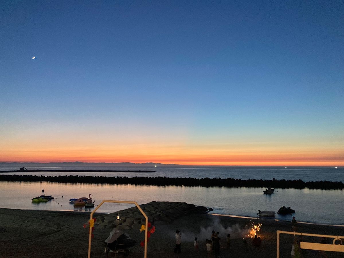 佐渡に沈む夕日
空に浮かぶ月
水面に漂う漁火
浜に咲く花火
そして今回の宿