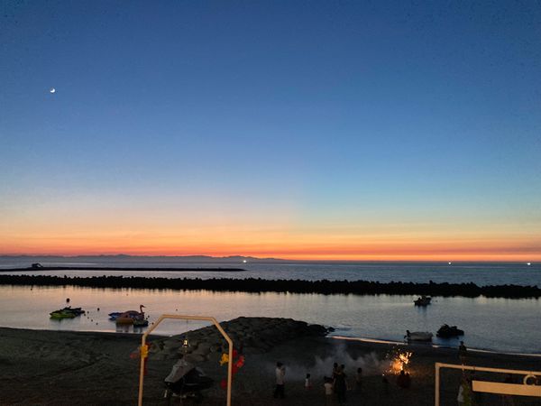 日本・新潟県「結婚パーティーついでに観光」の写真：佐渡に沈む夕日
空に浮かぶ月
水面に漂う...