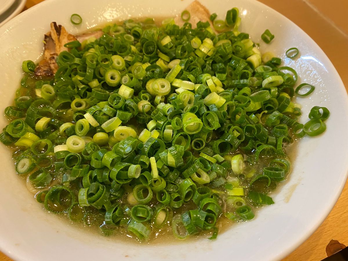 和歌山ラーメン！
まるイさんでいただきました！
ネギまみれ！