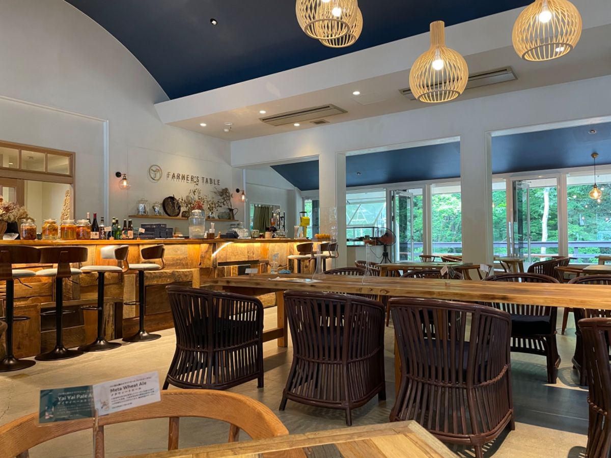 高原の散策の後は日帰り温泉。併設のカフェがとてもお洒落でした。