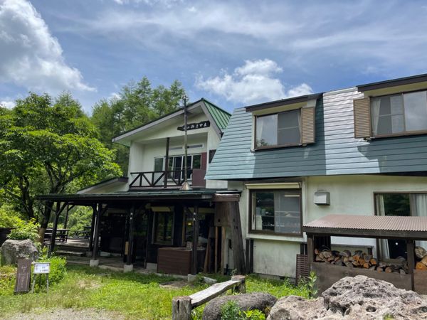 日本・長野県「霧ヶ峰高原と北八ヶ岳トレッキング」の写真：途中のヒュッテでお昼ご飯。カレーをいただ...