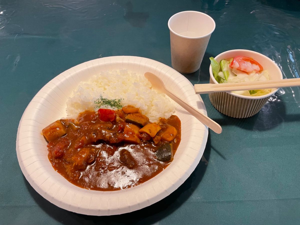 途中のヒュッテでお昼ご飯。カレーをいただきましたが、予想以上の美味しさ！