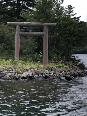 標高810mに位置し北海道の湖では最も標高の高い場所にあるそうです。

湖...