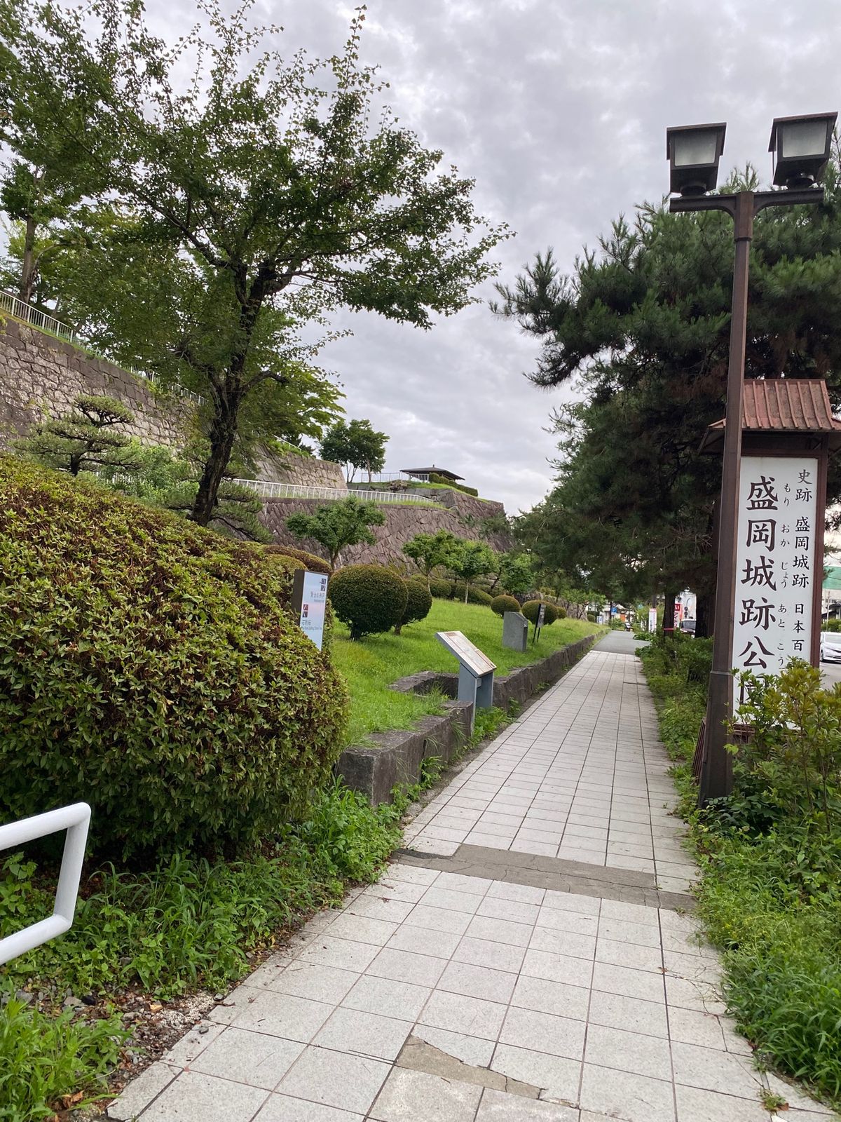 盛岡城跡公園へ行きました。
丘の上にある感じです。