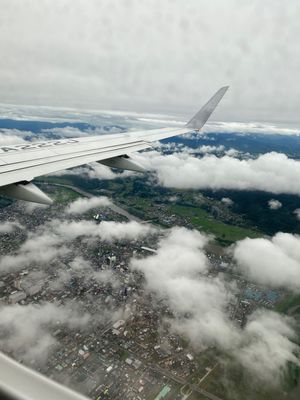 行きは曇り空でよく揺れました。
富士山見えず〜。
乗客は40%くらいかな？...