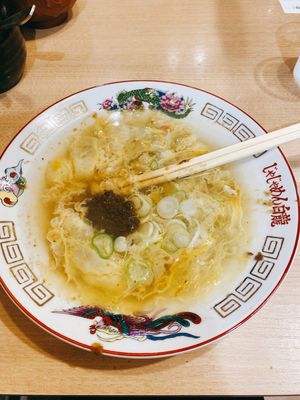 白龍でじゃじゃ麺を食べてきました。
一口残した所で生卵を割ってといて、店員...