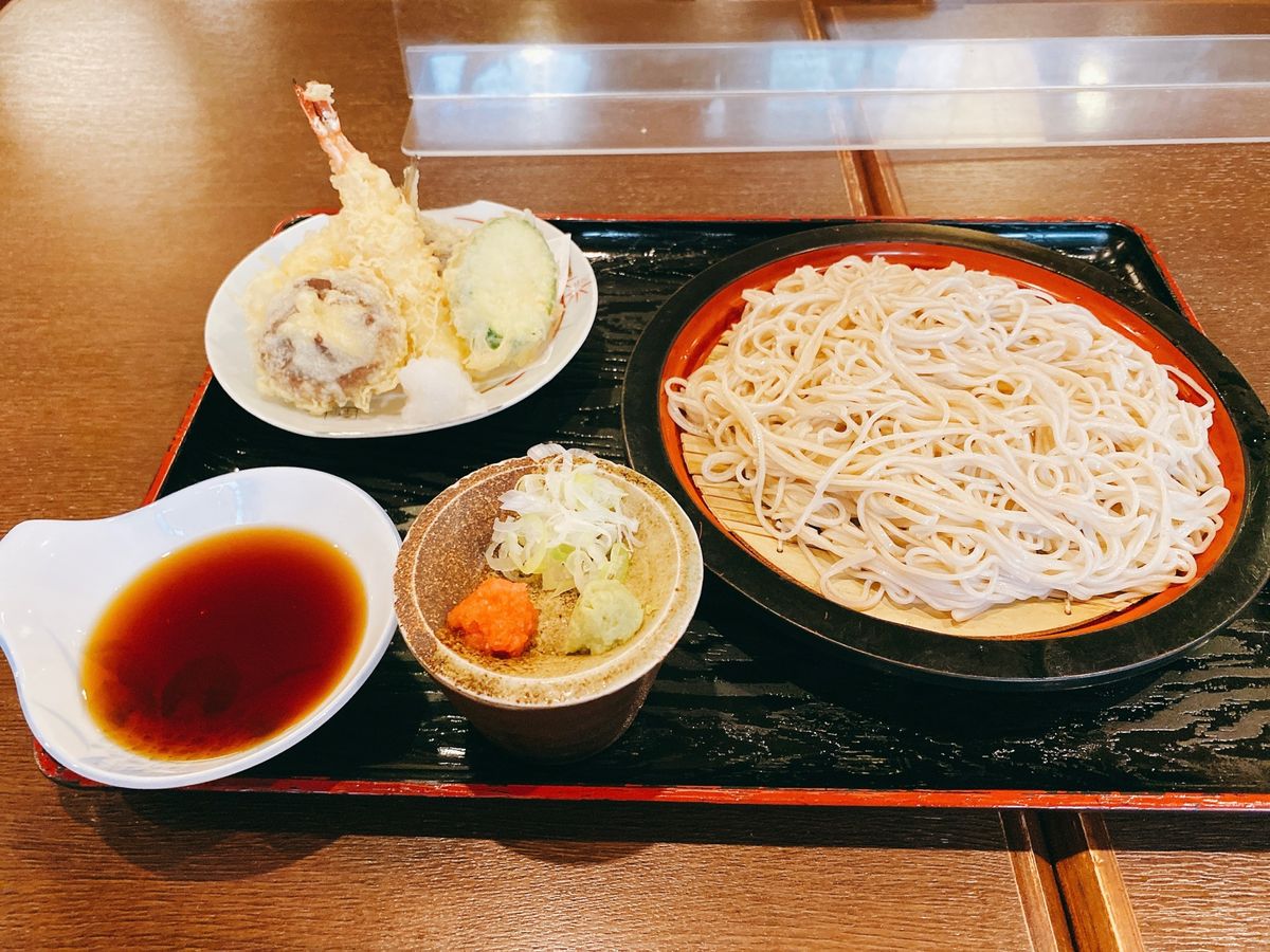 十割蕎麦を食べたくて、行きました。
グリーンホテル北上の1階にあります。
...
