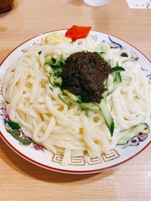 白龍でじゃじゃ麺を食べてきました。
一口残した所で生卵を割ってといて、店員...