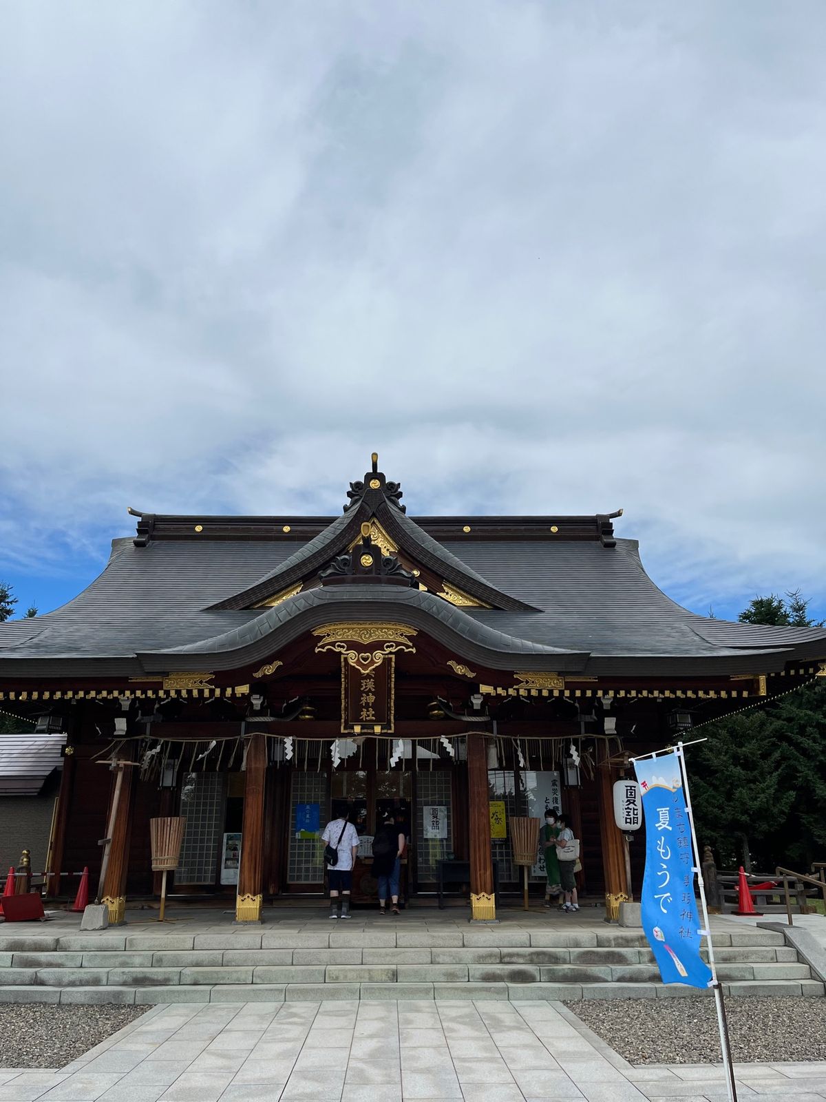 白ひげの滝はすごくきれいでした。
美瑛神社で参拝⛩