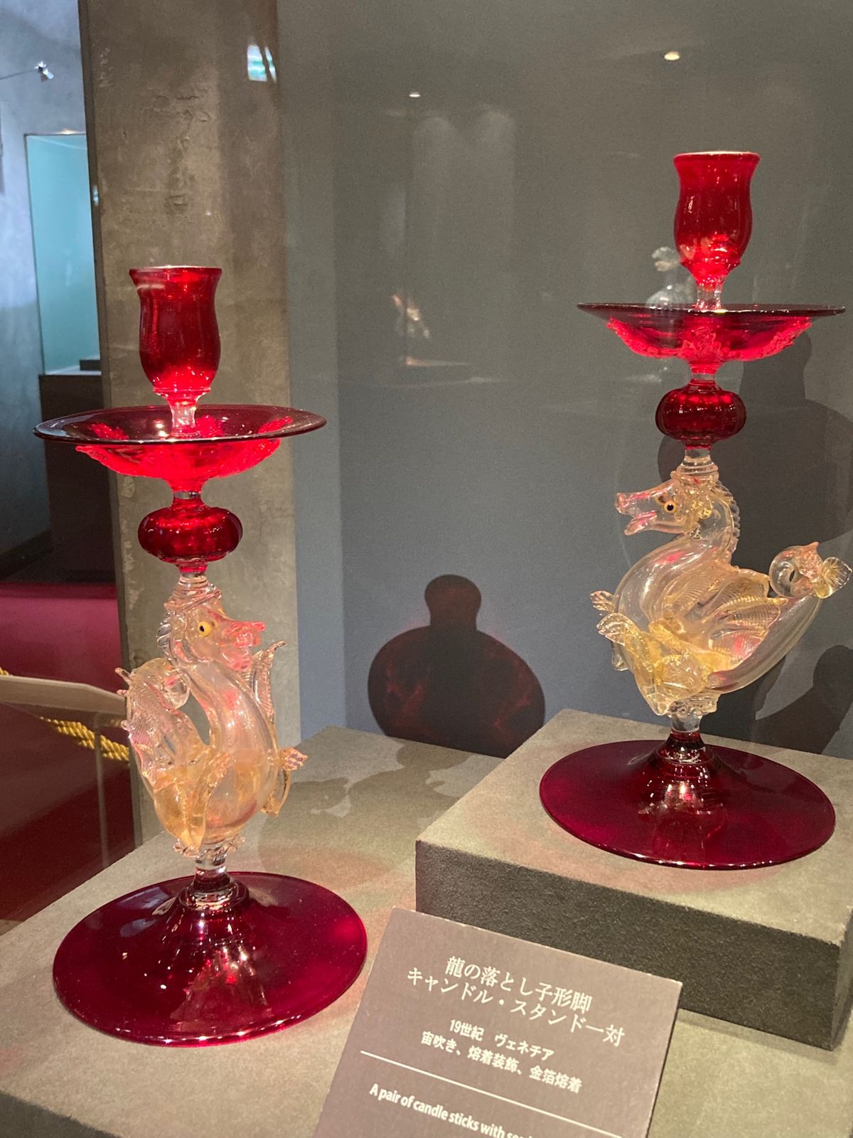 箱根ガラスの森美術館へ。ここは庭園も素敵で、何度もリピートしてる♪
館内も...