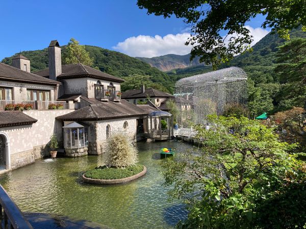 日本・箱根「ガラス工芸と箱根一人旅🚗」の写真：箱根ガラスの森美術館へ。ここは庭園も素敵...