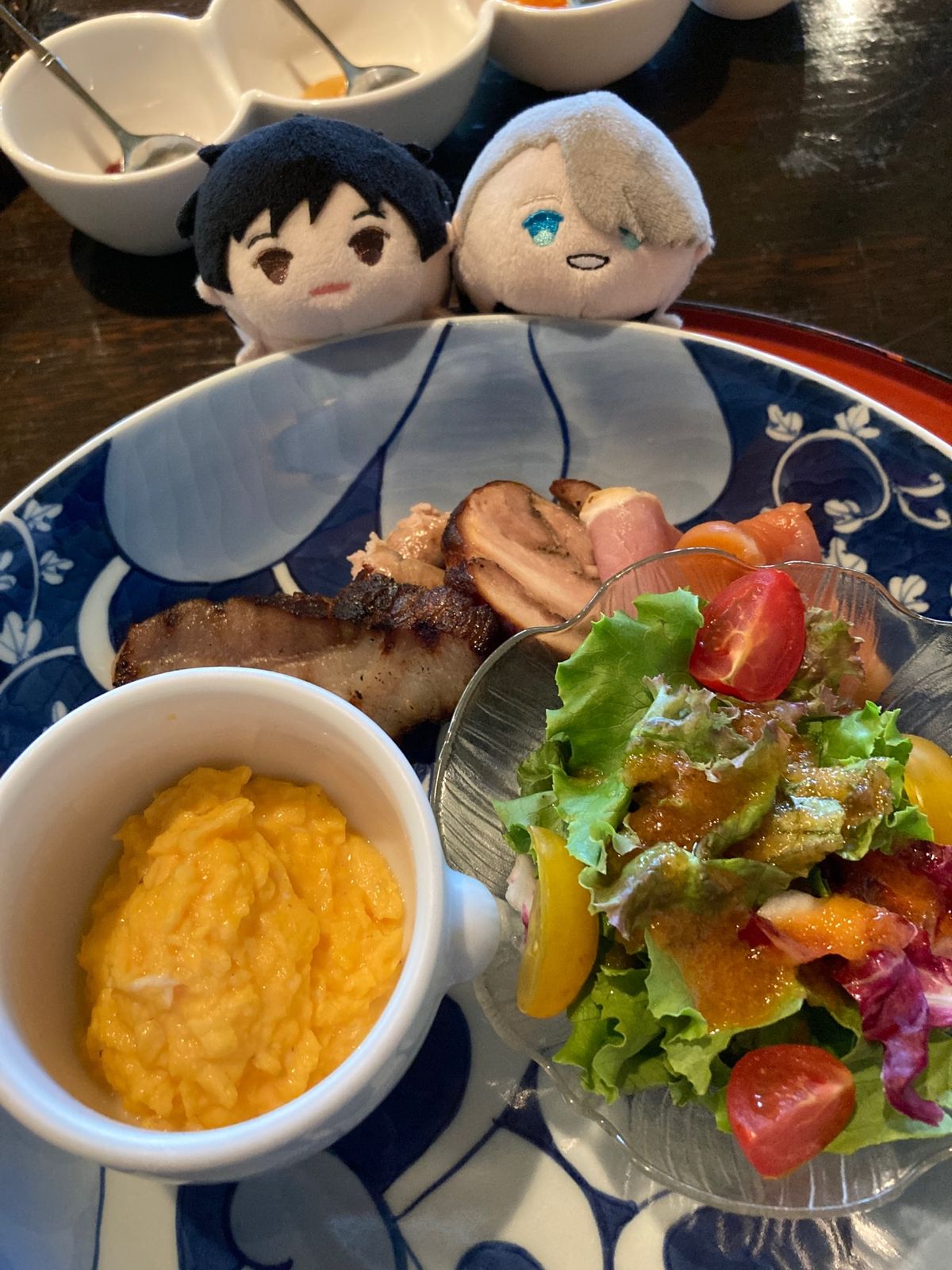 朝食は少し遅めで8時半から。自家製スモークがめっちゃスモーキーで美味しかった♪