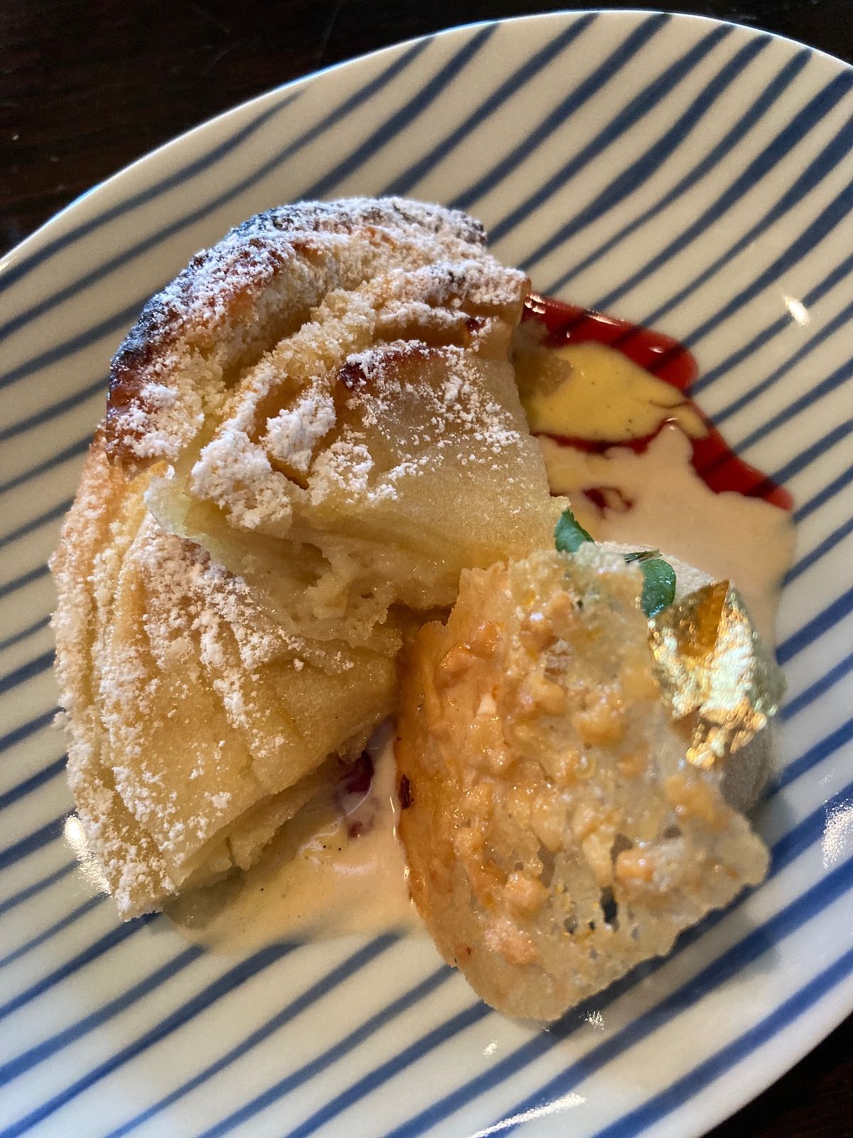 朝食は少し遅めで8時半から。自家製スモークがめっちゃスモーキーで美味しかった♪