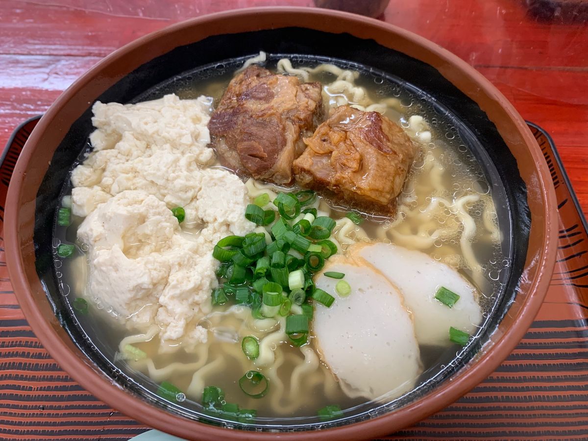 翌朝　ホテルそばで　沖縄そばを朝ごはんに

レンタカーを借りて南部に行きま...