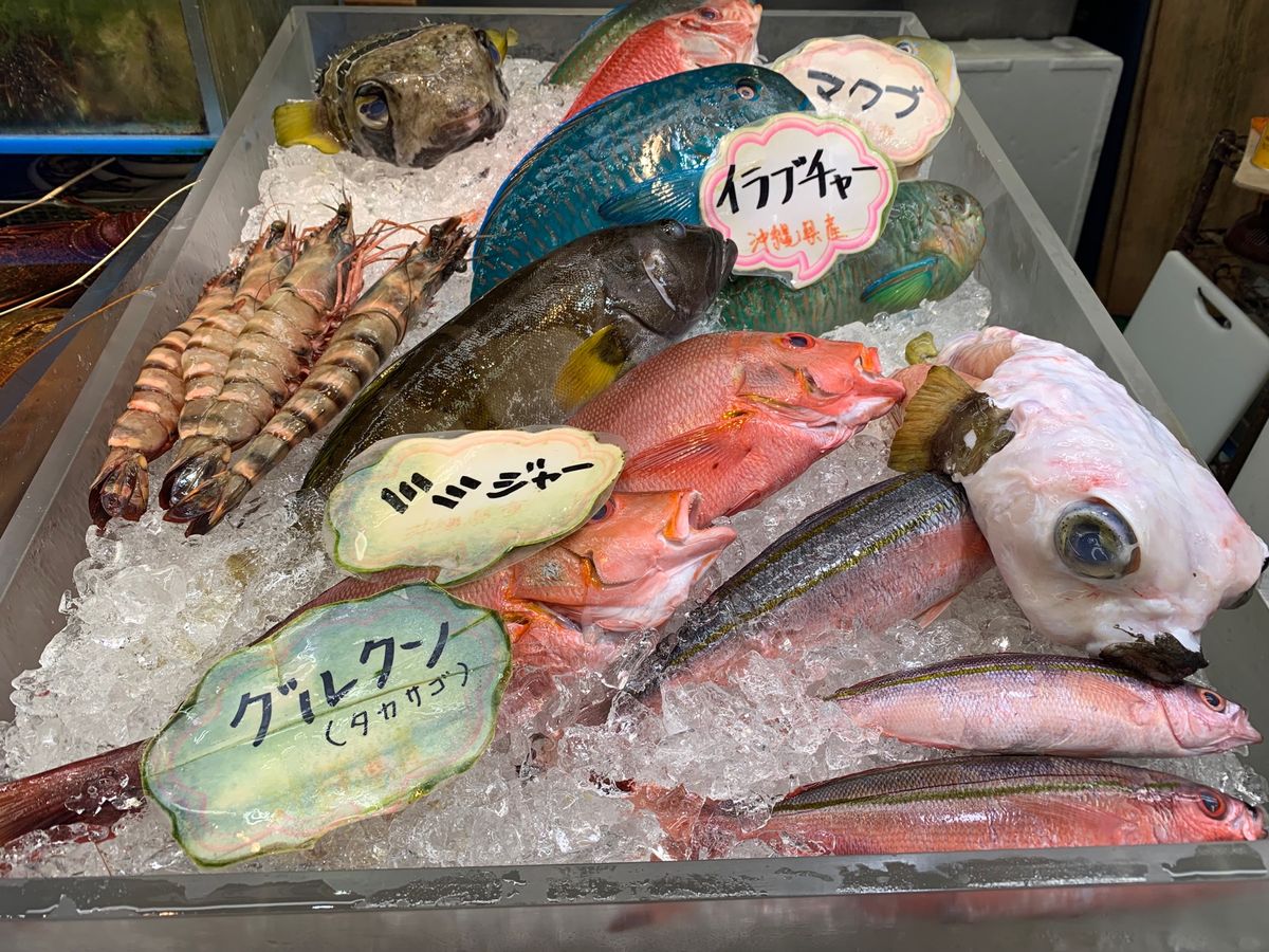 公設市場によりアテを仕入れ　ホテルでお部屋飲み
いただいたオリオンビールで...