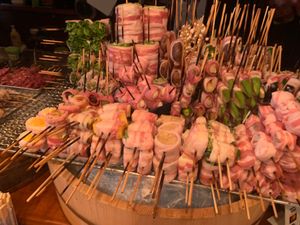 レンタカーを返却し
今日も栄町市場

予約したのは　あだん本店
串焼きの有...
