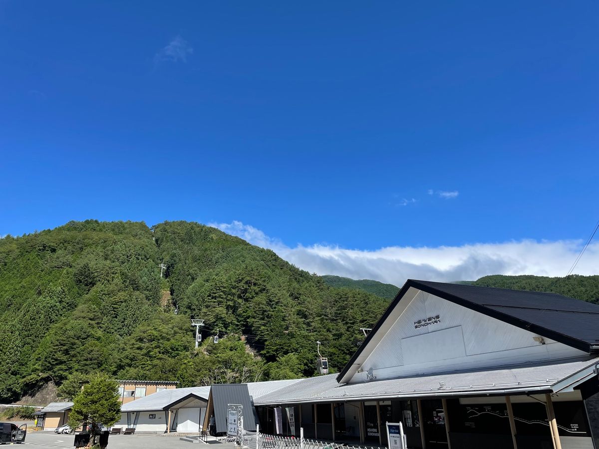 ヘブンスそのはらスキー場からゴンドラを使って一気に標高1400mまで。気温...
