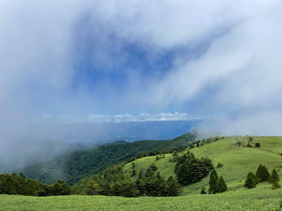 残念だけど、頂上付近は雲の中で見晴らしはイマイチ。でも時々晴れて景色が見え...