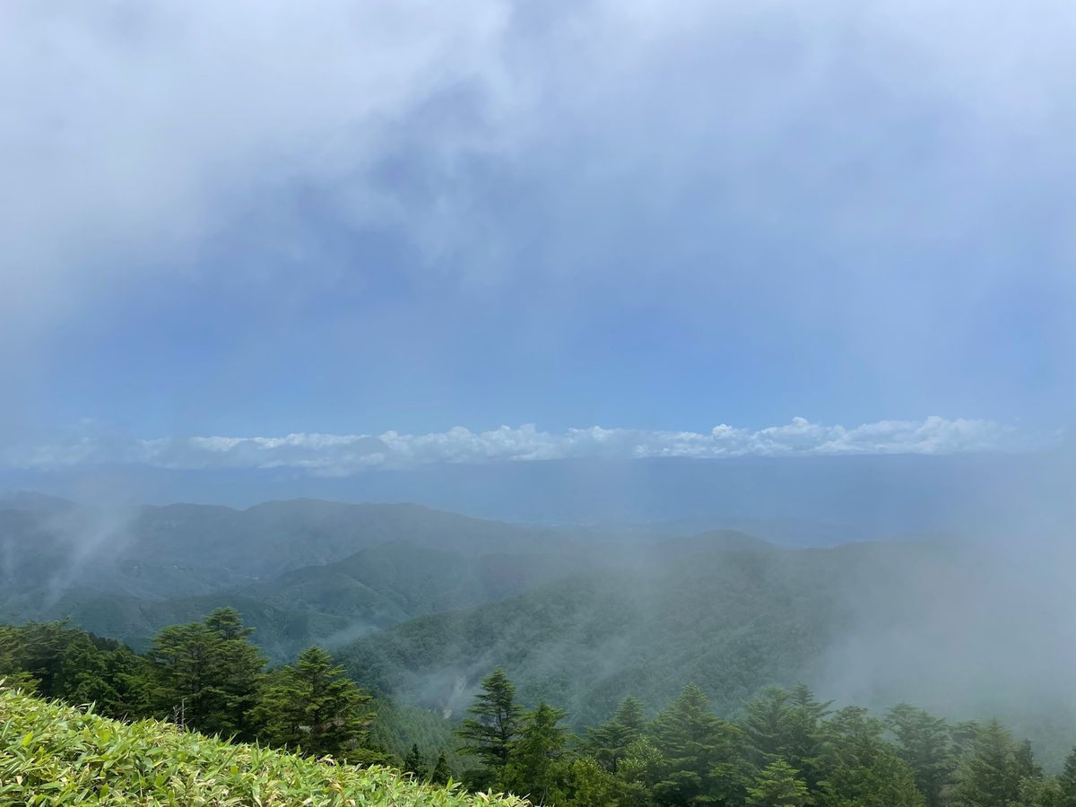 残念だけど、頂上付近は雲の中で見晴らしはイマイチ。でも時々晴れて景色が見え...
