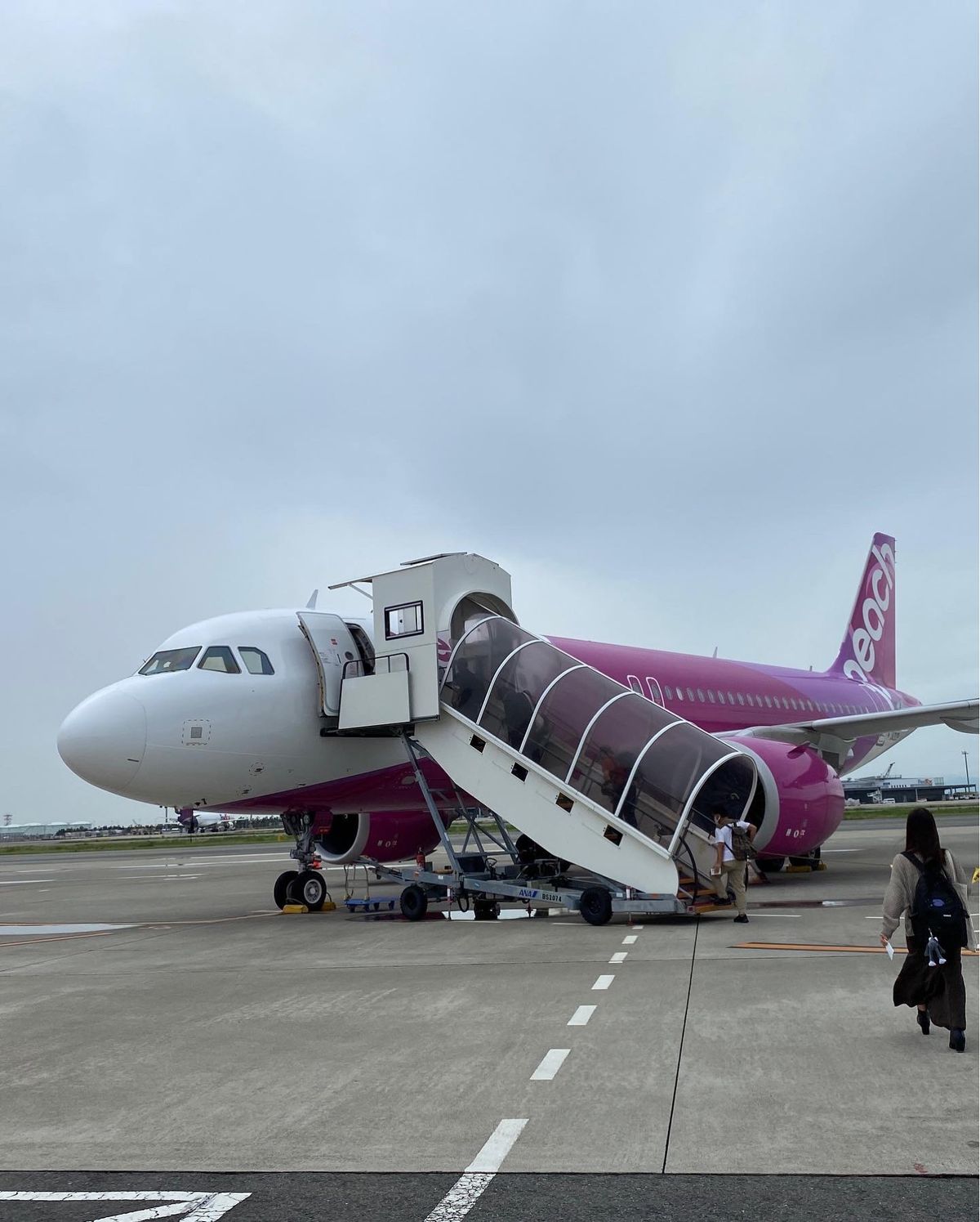 第2ターミナルからピンクの飛行機で飛び立ちます。