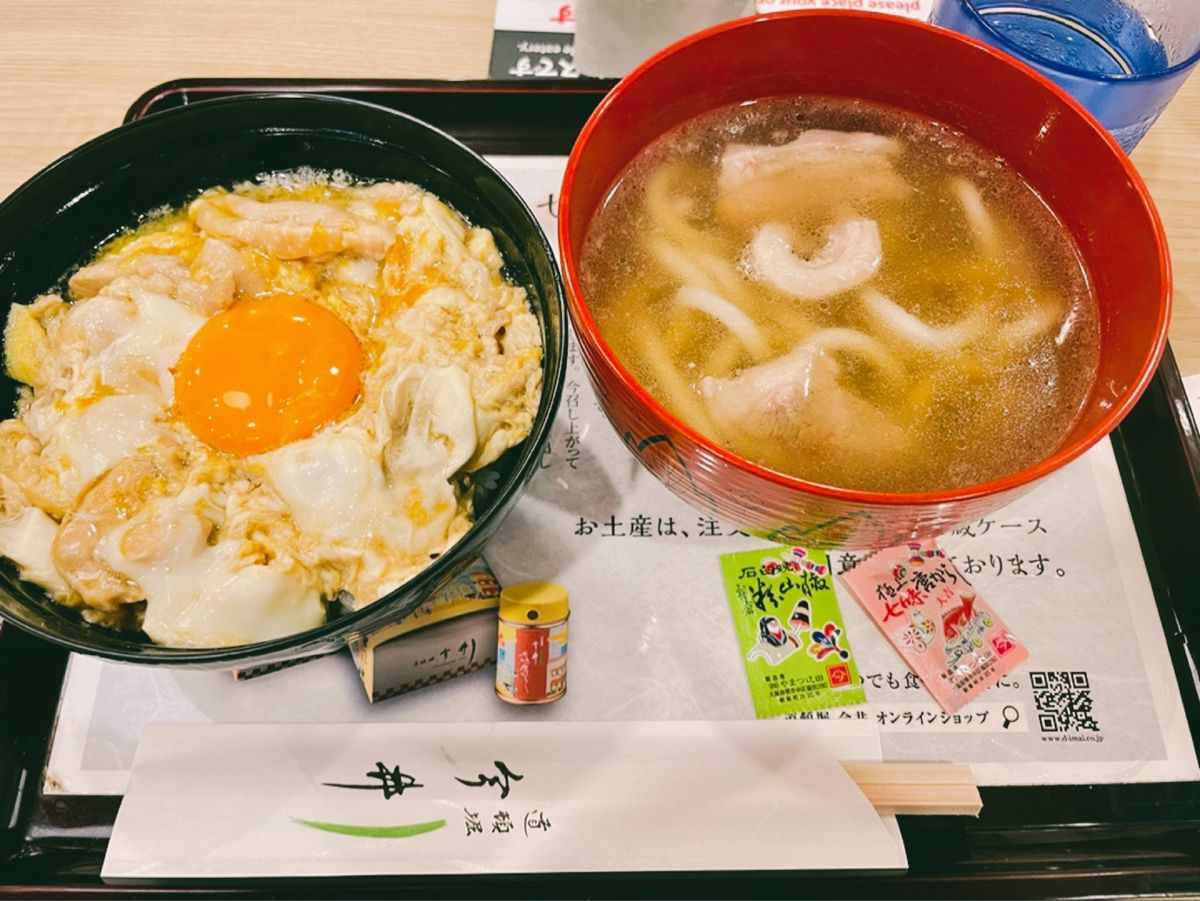 食い倒れようかなと思い
早速新大阪駅内でちゃちゃっと

親子丼、鴨うどん(...