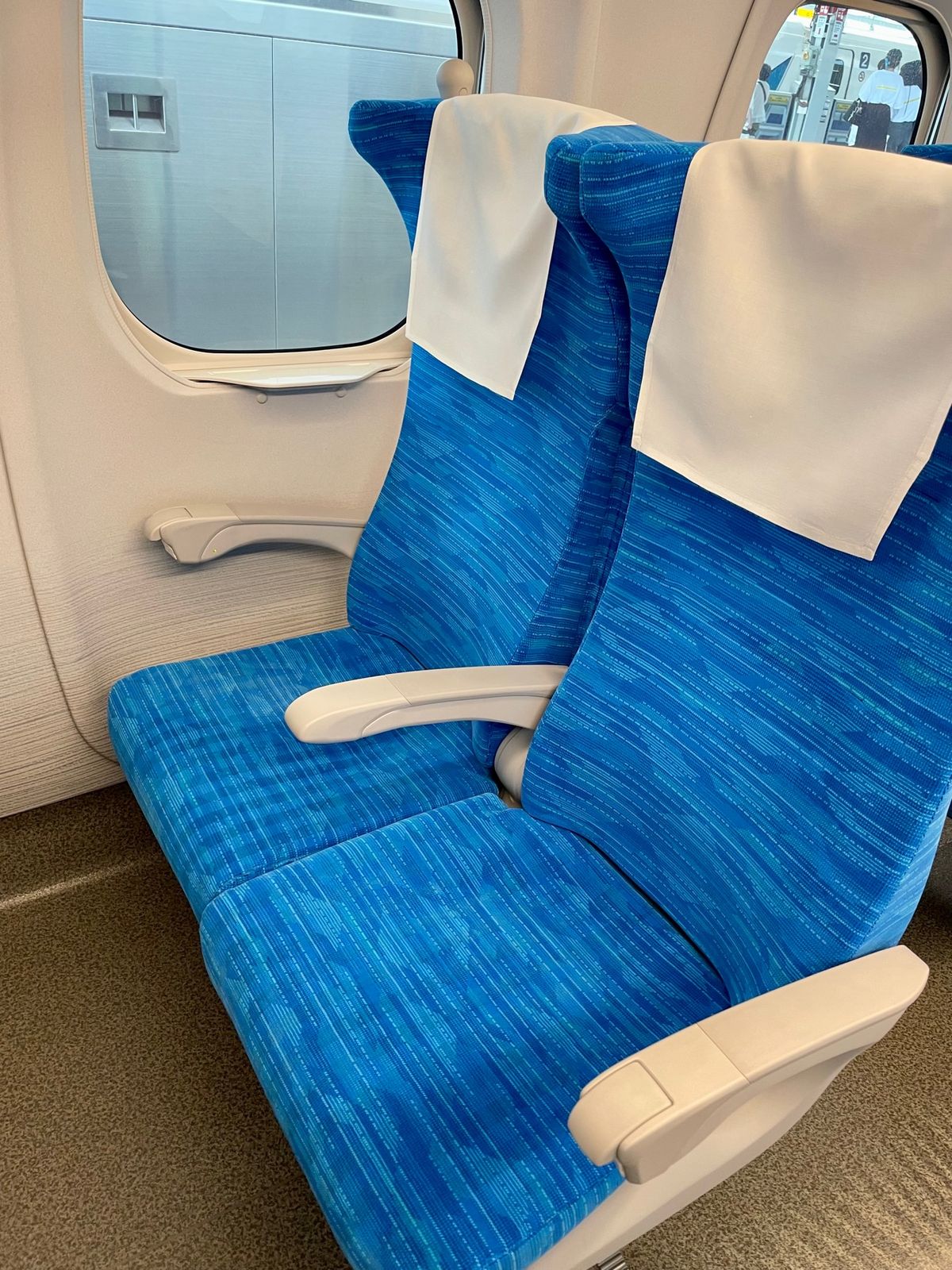 予定より1本早くしたらN700S新型車両に乗れた
いつもより座席が広く感じ...
