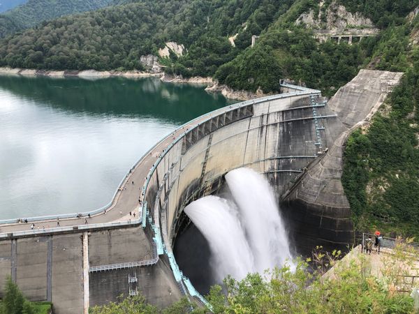 日本・長野県「ダムを求めて〜富山県 黒部ダム〜」の写真：完璧に観光地化されたダム。写真ポイントも...