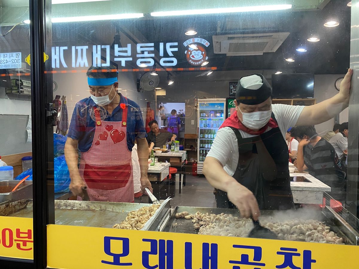 朝食は鮑粥とシッケ、昼食はヘムルカルグクス、夕食はコプチャン。スーパーマー...
