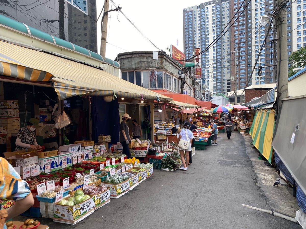 バス乗り換え時に気になる市場を発見。
人々の生活が見える風景が好き。
結局...