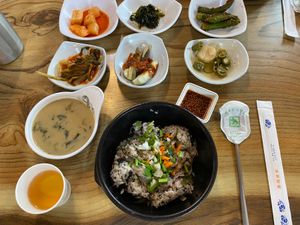 全州韓屋村へ。
昼食はシレギコンドゥレパプ。
野菜たくさんでヘルシーなのに...